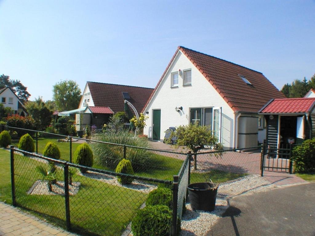 Freistehendes Ferienhaus Am See Naehe Roermond Heel Exterior photo